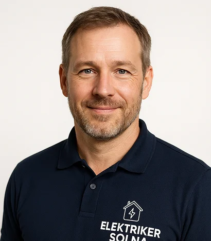 Porträtt på certifierad elektriker från Elektriker Solna – redo att hjälpa dig med elinstallationer.