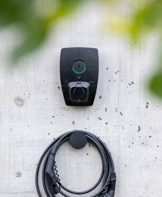 Elektriker installerar Zaptec Go laddbox på stolpe i Täby – laddlösning för BRF eller företag.