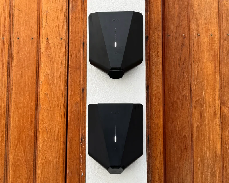 Alla Laddboxar 27 Två Easee laddboxar installerade i Täby – trygg och snygg elbilsladdning utförd av certifierad elektriker från Elektriker Täby.