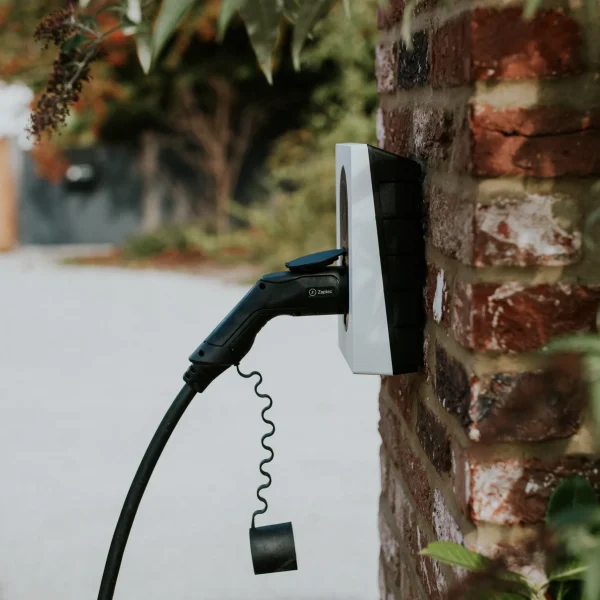 Laddbox i Täby med kabel ansluten – trygg elbilsladdning direkt vid bostaden.