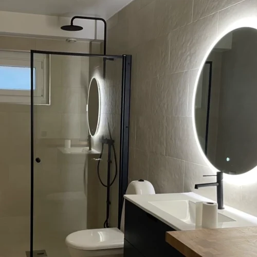 Stilren badrumsbelysning installerad av Elektriker Täby – funktionell och stämningsfull belysning för moderna badrum.