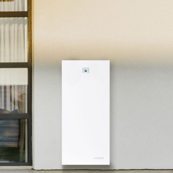 Emaldo Power Core installerad på yttervägg vid en modern villa i Täby – stilren design och kompakt format för hembatterilösningar.