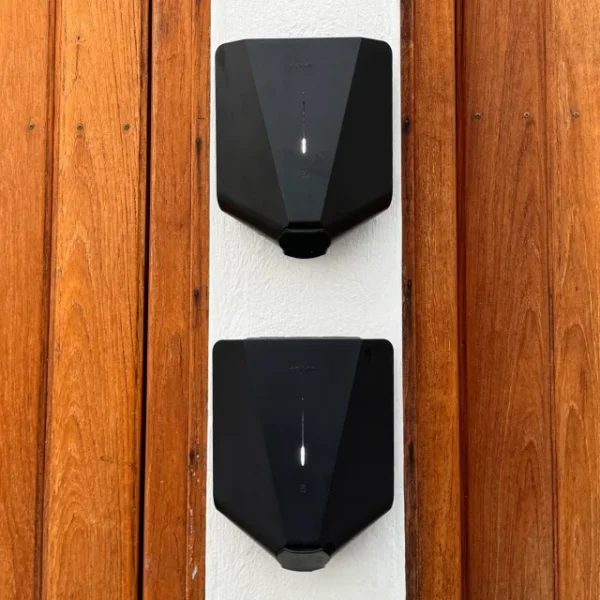 Två Easee laddboxar installerade i Täby – trygg och snygg elbilsladdning utförd av certifierad elektriker från Elektriker Täby.