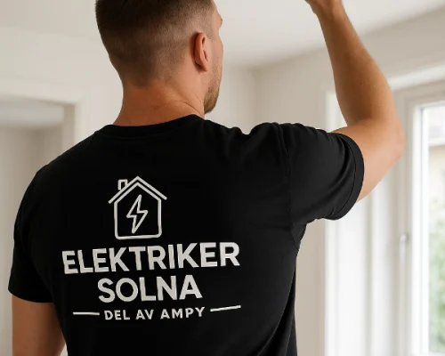 Elektriker i Solna installerar ny taklampa i bostad – certifierad elektriker i arbete.