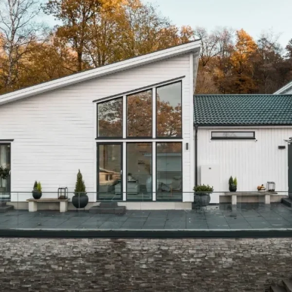 Modern villa i Solna efter elinstallation utförd av certifierad elektriker från lokal elfirma.