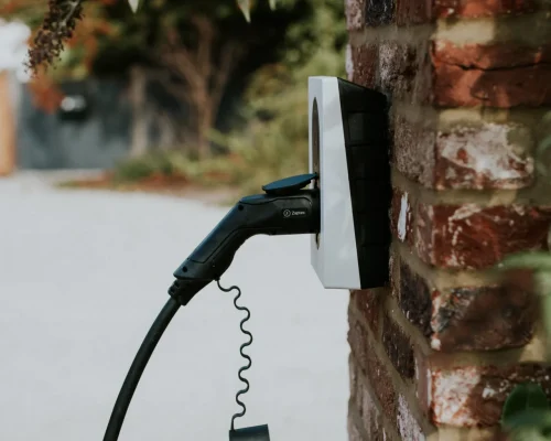 Laddbox i Solna med kabel ansluten – trygg elbilsladdning direkt vid bostaden.