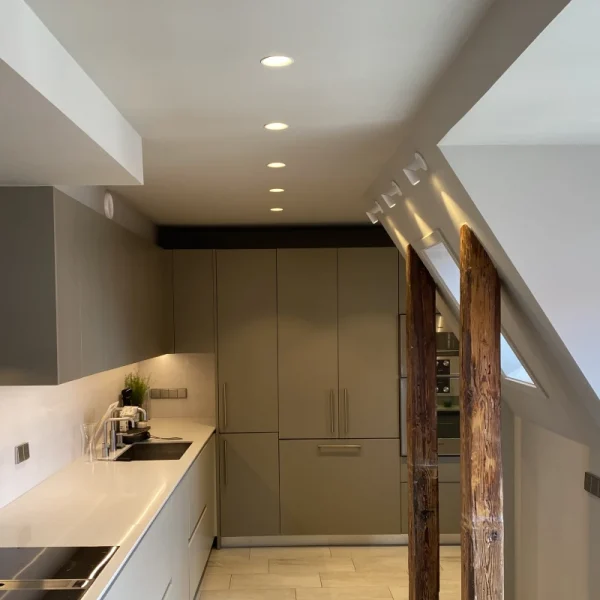 Elinstallation av belysning i köksmiljö i Täby - integrerad belysning och modern köksdesign.