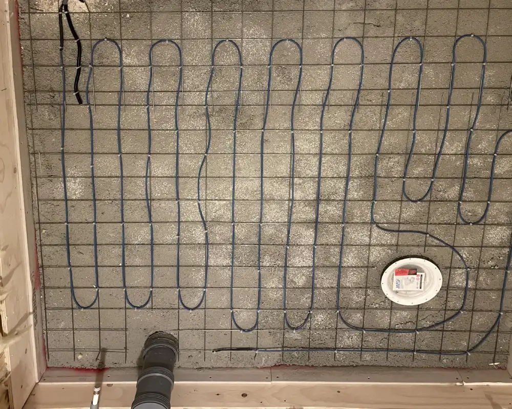 Detaljbild på golvvärmeinstallation i Täby – smart lösning för jämn och energieffektiv uppvärmning.