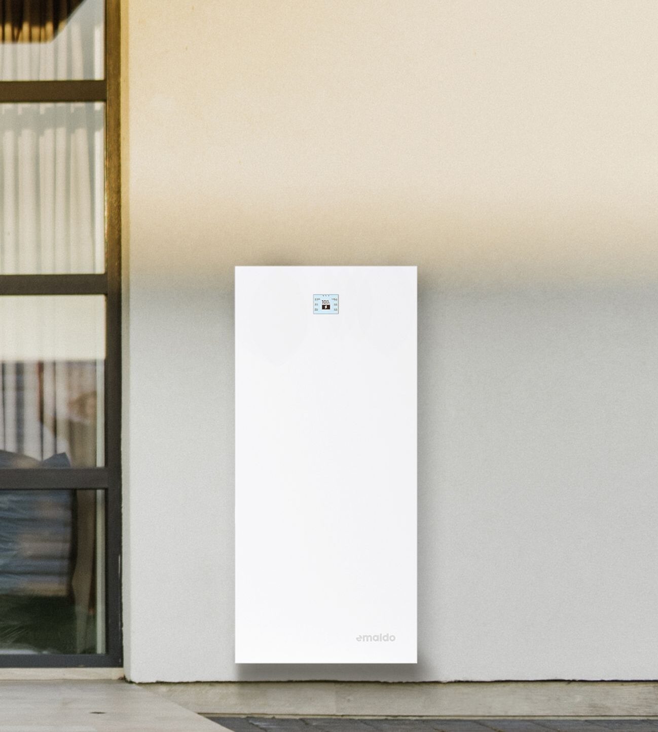 Emaldo Power Core installerad på yttervägg vid en modern villa i Solna – stilren design och kompakt format för hembatterilösningar.