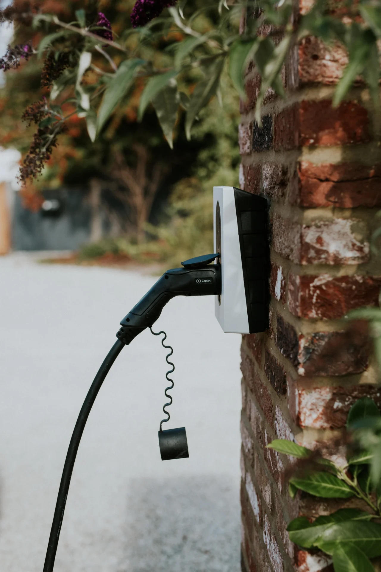 Laddbox i Solna med kabel ansluten – trygg elbilsladdning direkt vid bostaden.