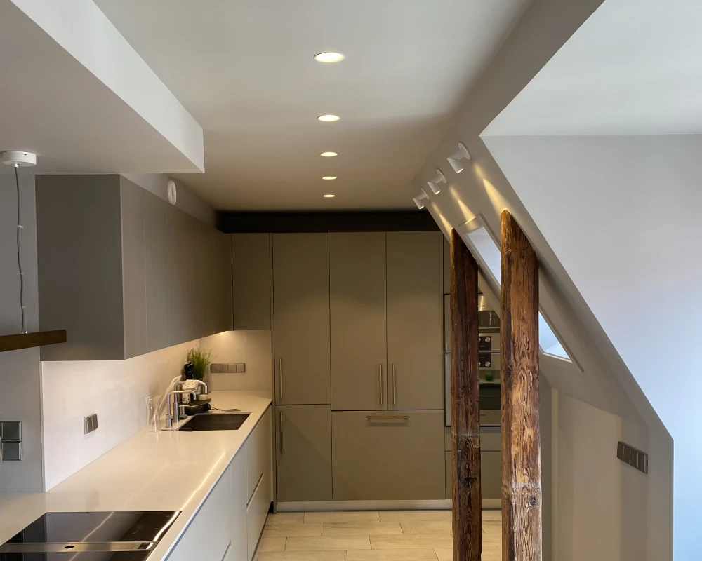 Elinstallation av belysning i köksmiljö i Täby - integrerad belysning och modern köksdesign.